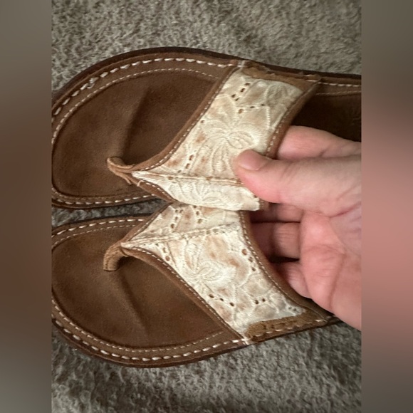 UGG Australia Thong Sandals Tan Leather White Eyelet Lace Embroidery Size 9 - Picture 2 of 11